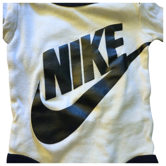 Nike Baby 6-12m Long Sleeve Bodysuit Hat Booties 3p Set Center Swoosh BnW Snaps - Picture 3 of 12